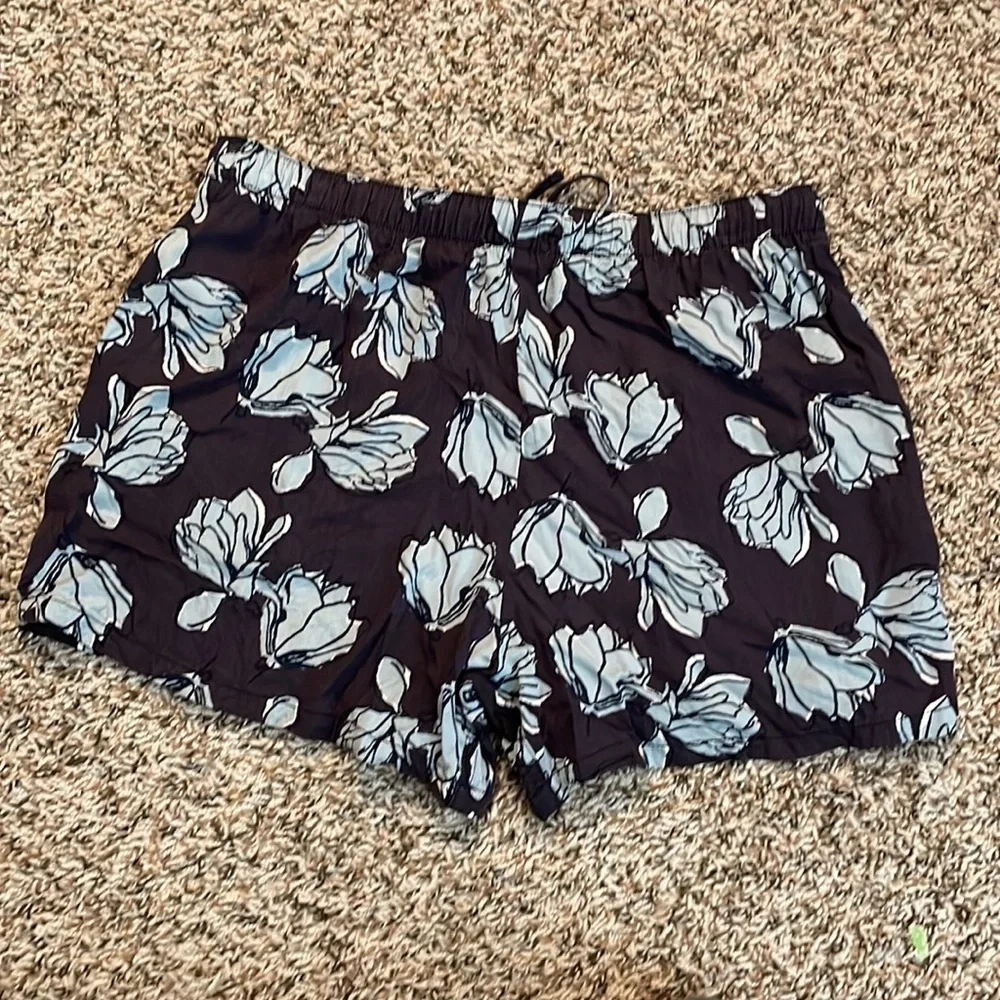 Flower shorts - Picture 2 of 4